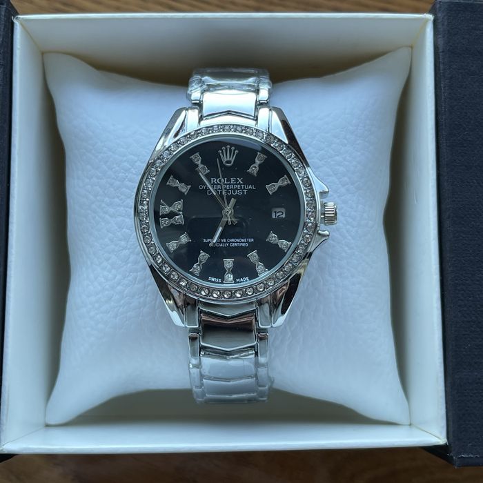 Жіночий годинник Rolex на браслеті срібного кольору