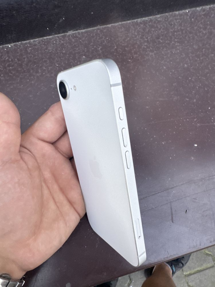 Iphone 16e jak nowy/pudelko