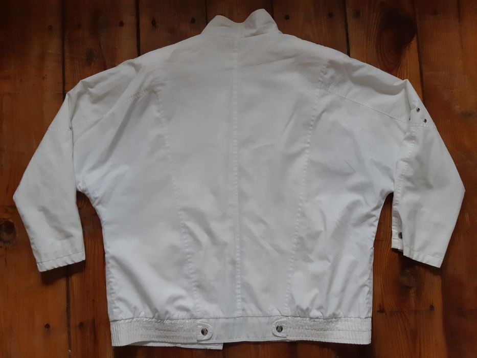 Biała kurtka bomberka oversize