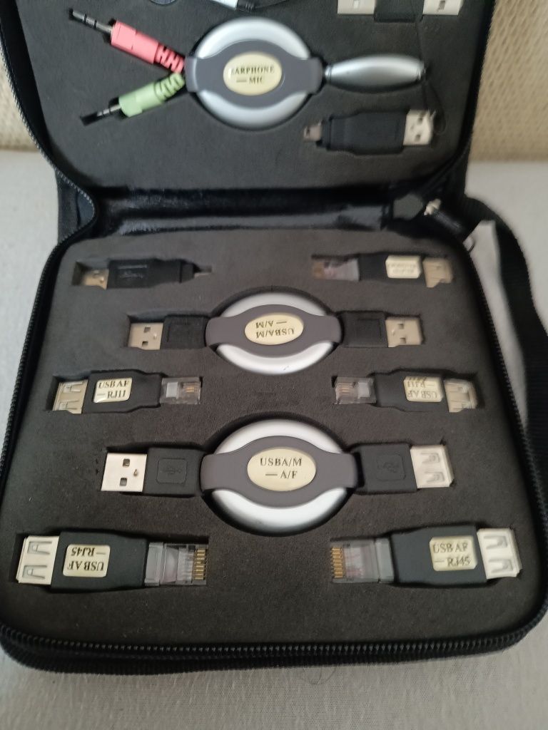 Zestaw przedłużek, adapterów USB, 15 sztuk w etui.