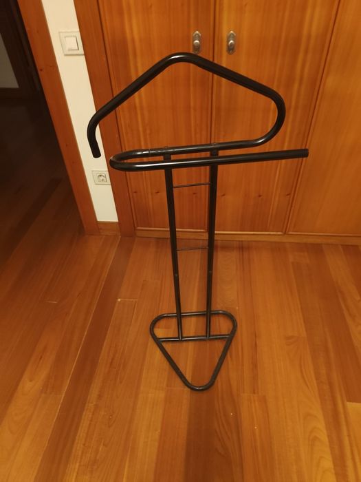 Cabide metálico em bom estado