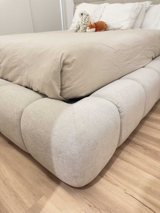 Cama casal com arrumação