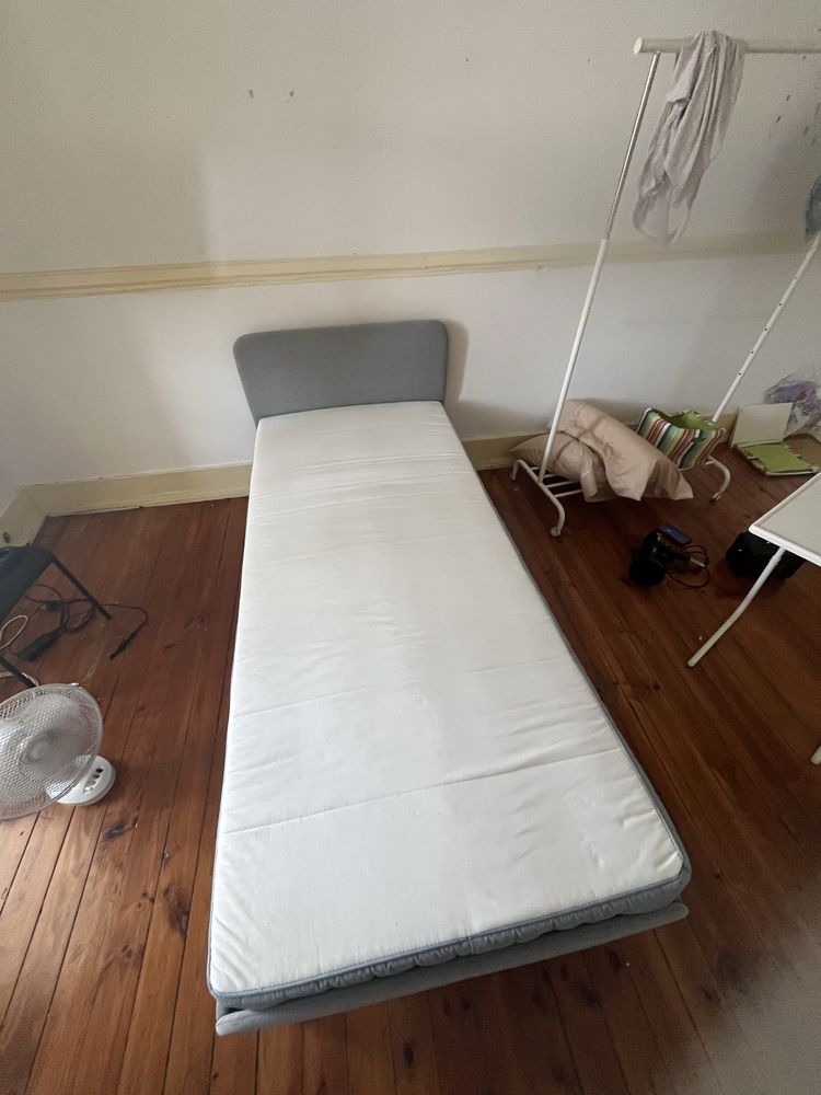 Cama individual IKEA 90x200 (c/ estrado de ripas)