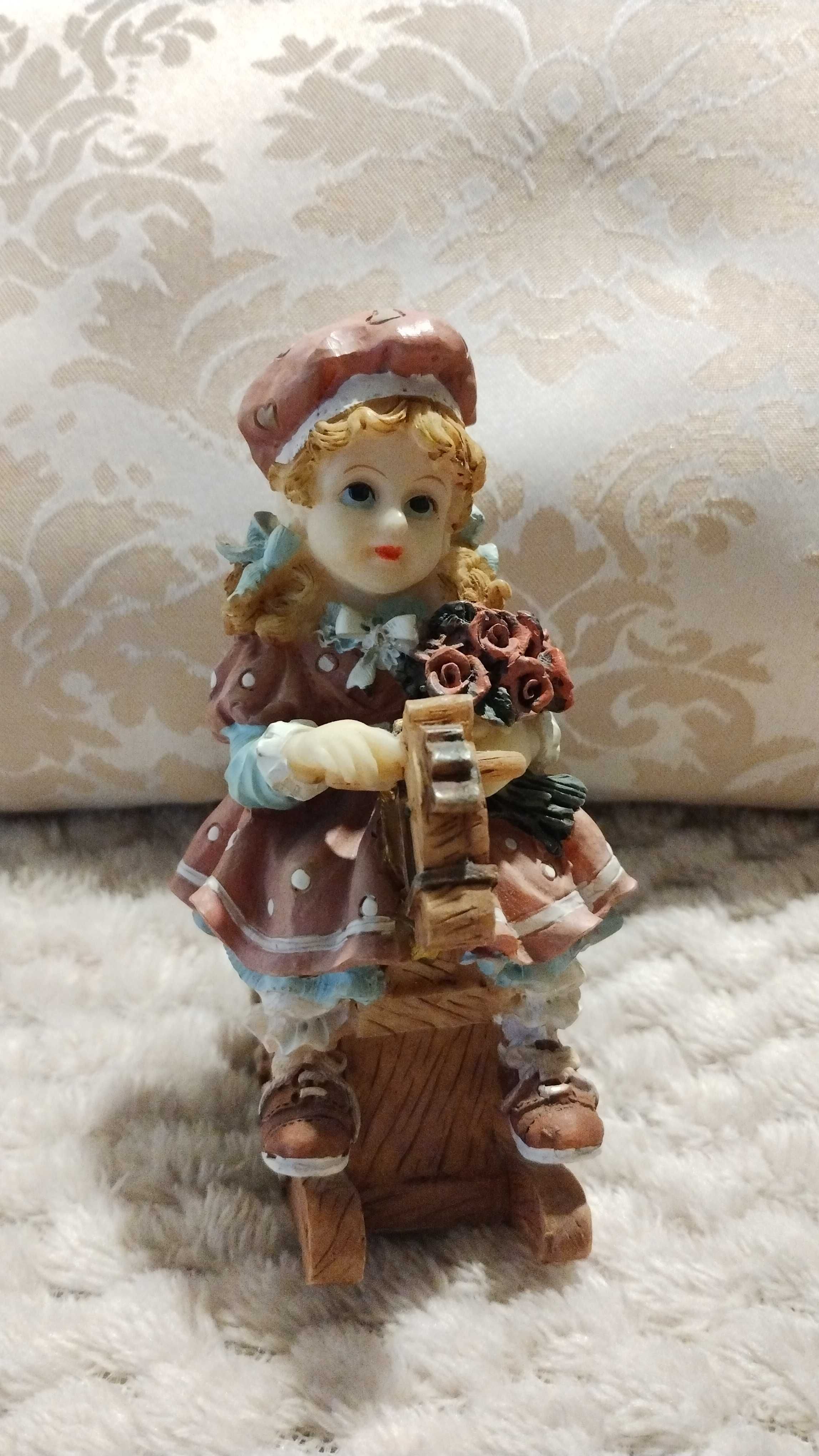 Figurka- Dziewczynka z konikiem na biegunach.