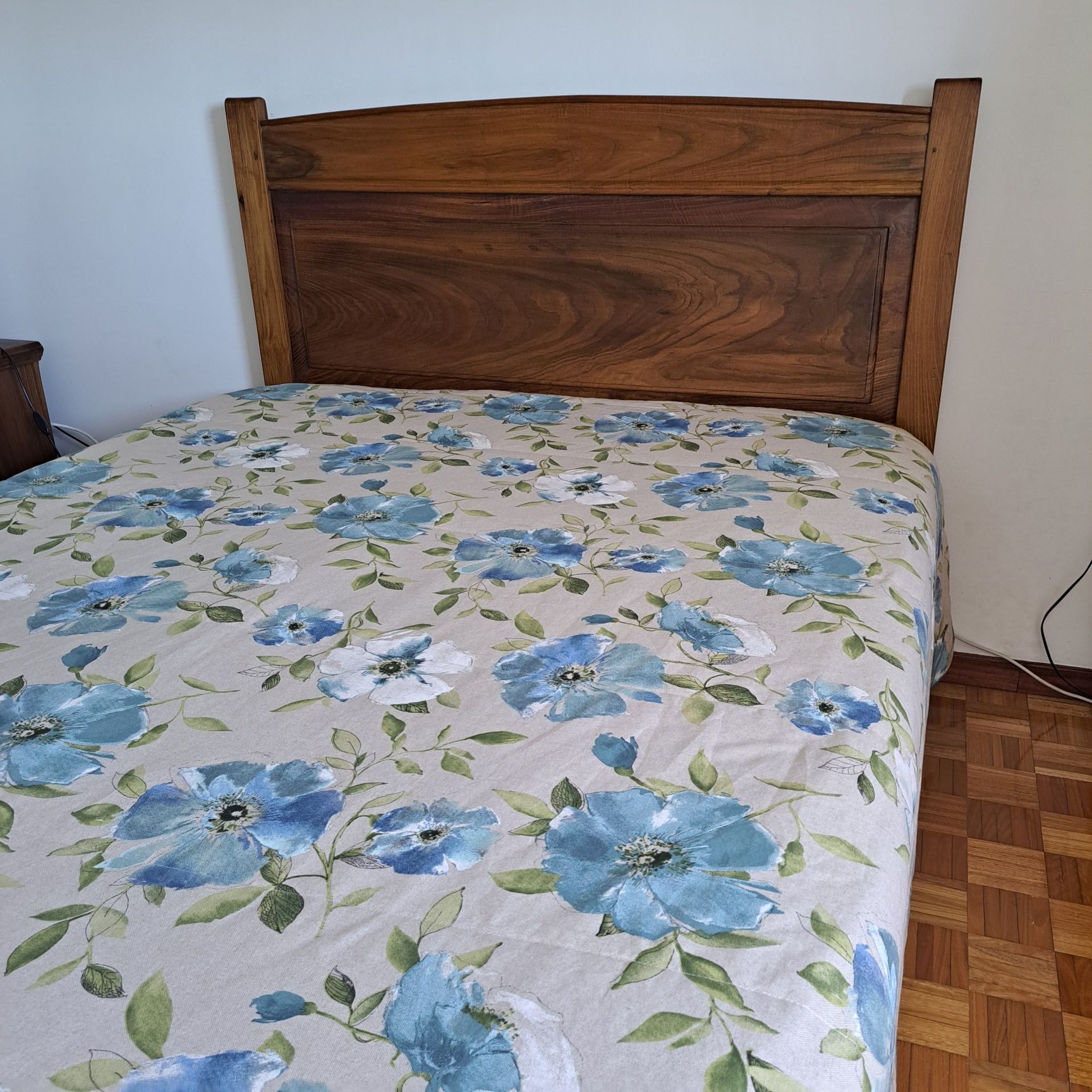 Cama em castanho maciço