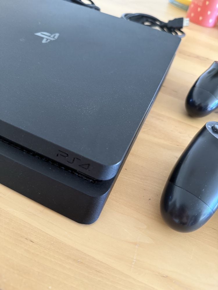 PlayStation 4 + 2 comandos