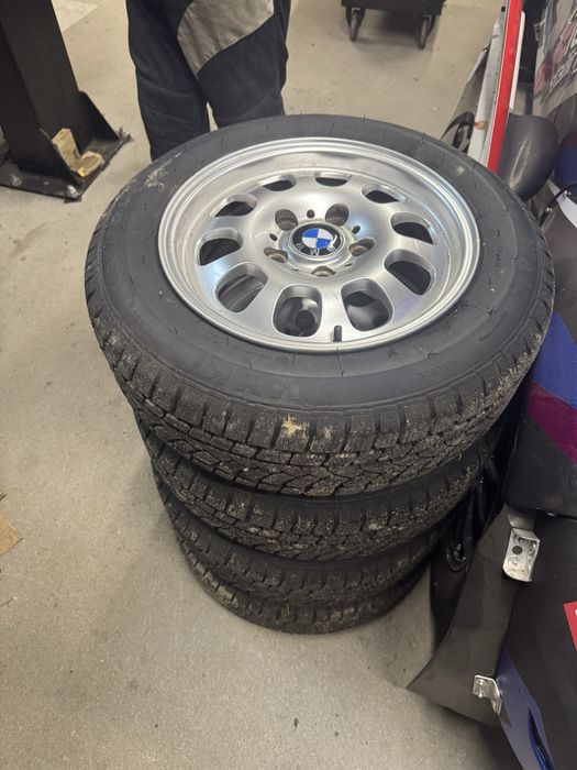 Bmw felgi lekkie 15 cali z zimowymi oponami