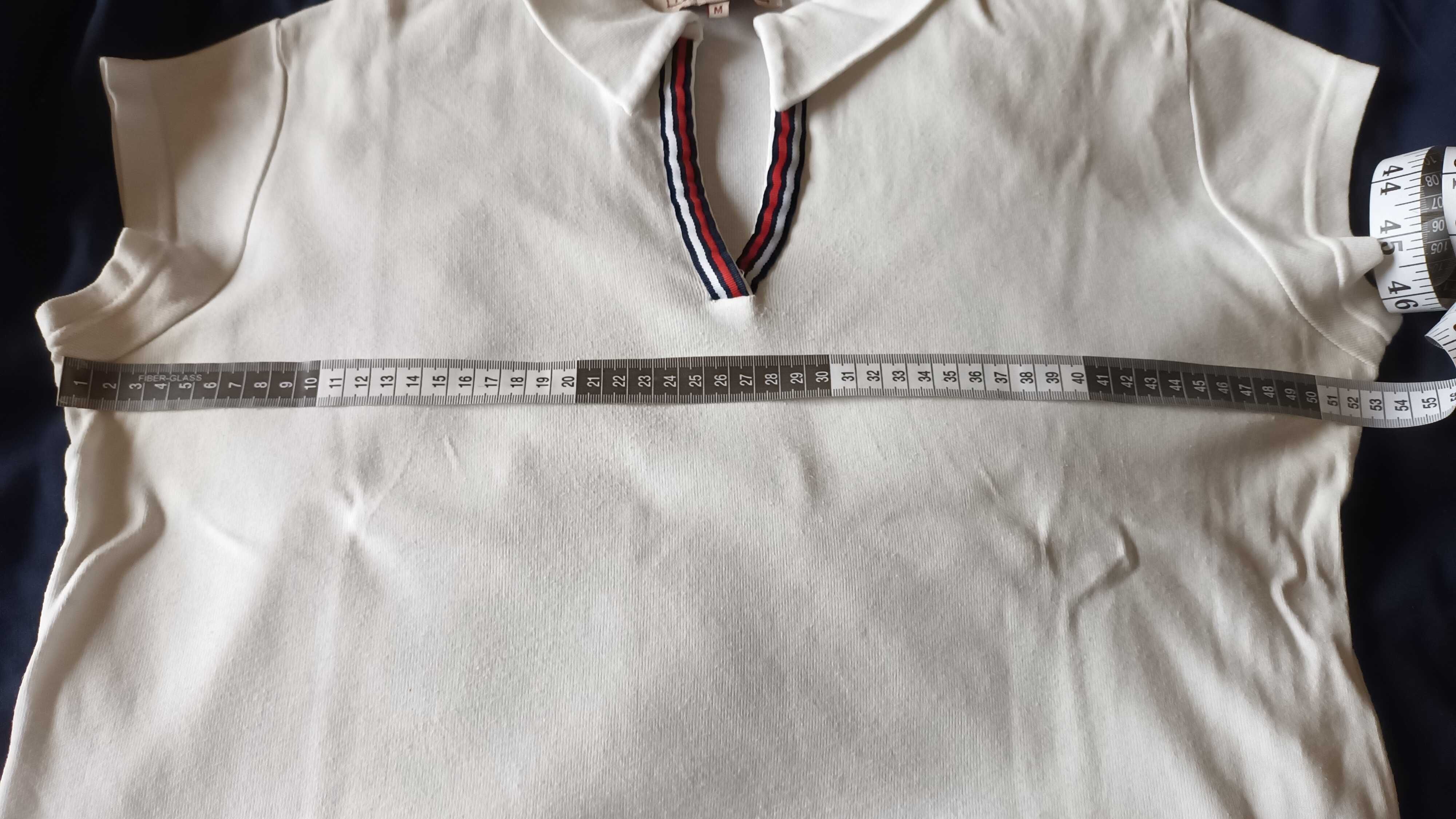 Polo em branco com risca azul