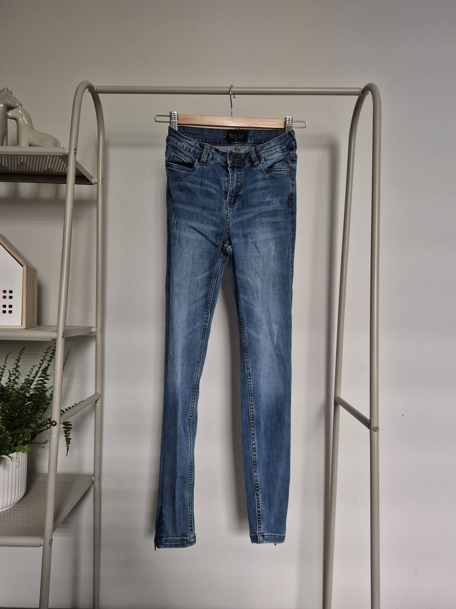Niebieskie jeansy rurki skinny z wysokim stanem mohito XXS 32