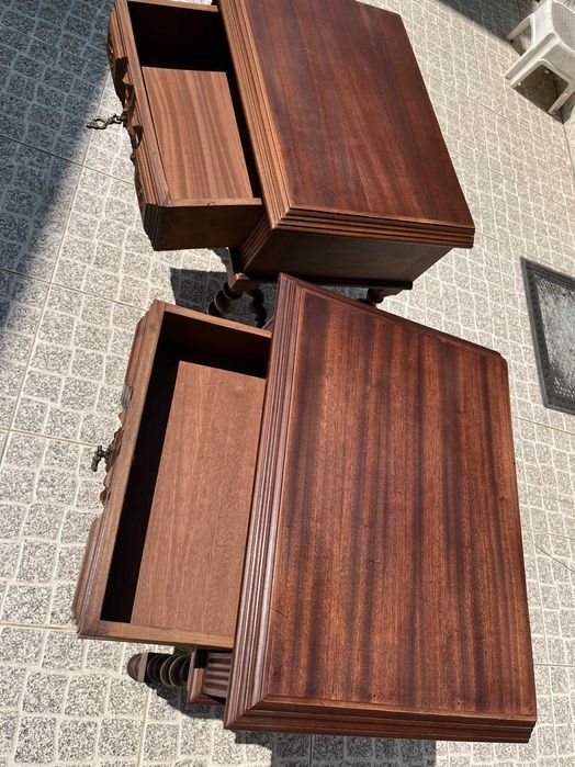 Cama antiga com mesinhas cabeceira