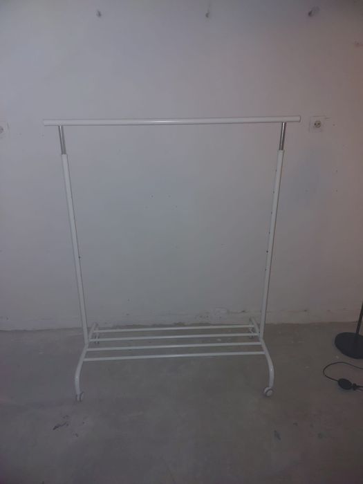 Wieszak na ubrania, szafka nocna i lampa. Wszystko IKEA