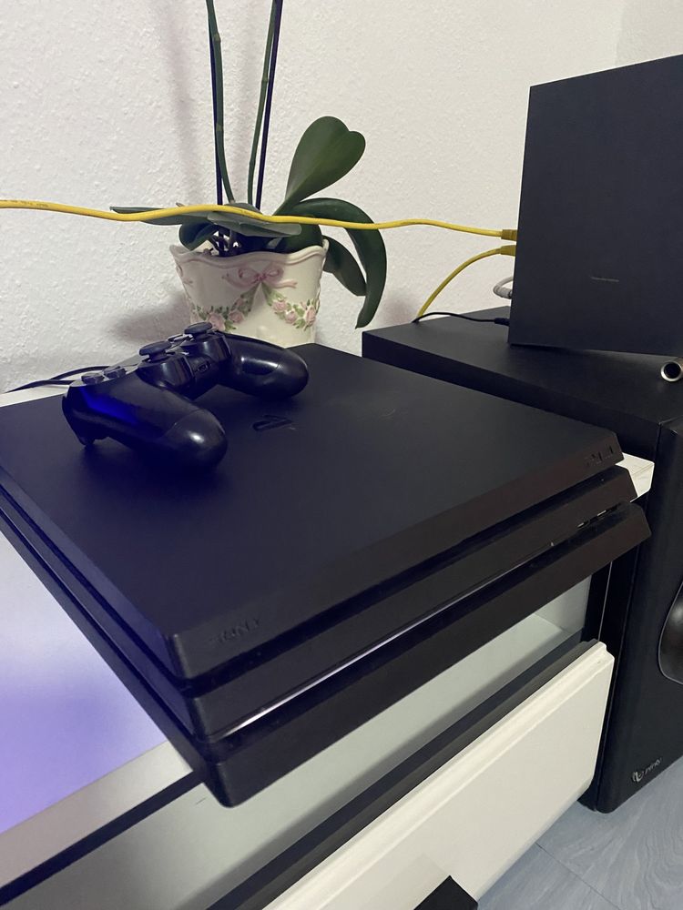 Play station / Ps 4 Pro 1tb + 2 игры