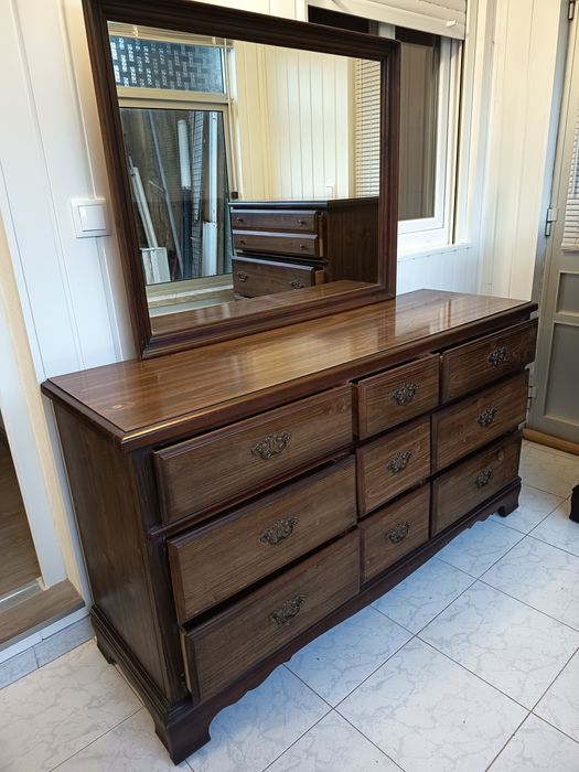 Cómoda com espelho de madeira Bassett Furniture