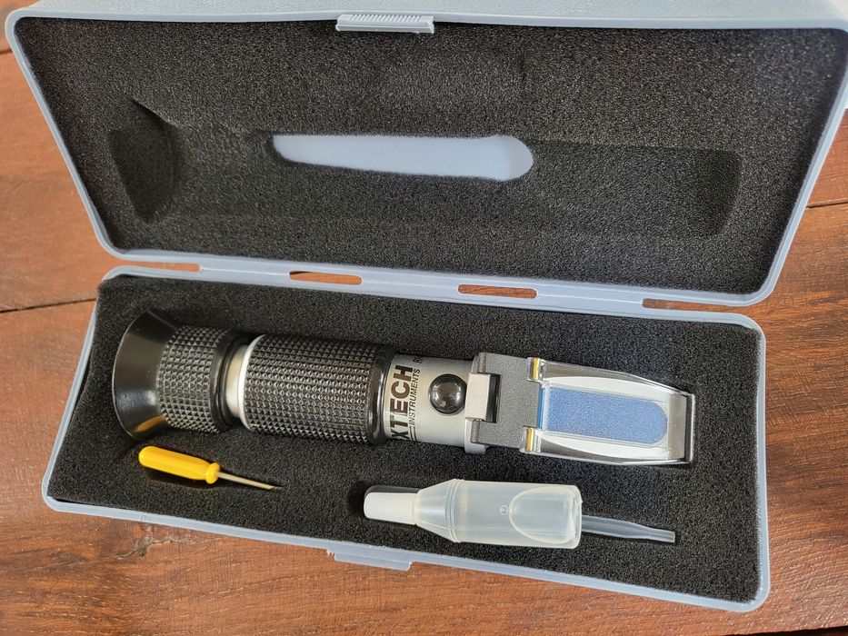 Рефрактометр в кейсі для вимірювання фізичних властивостей рідин.