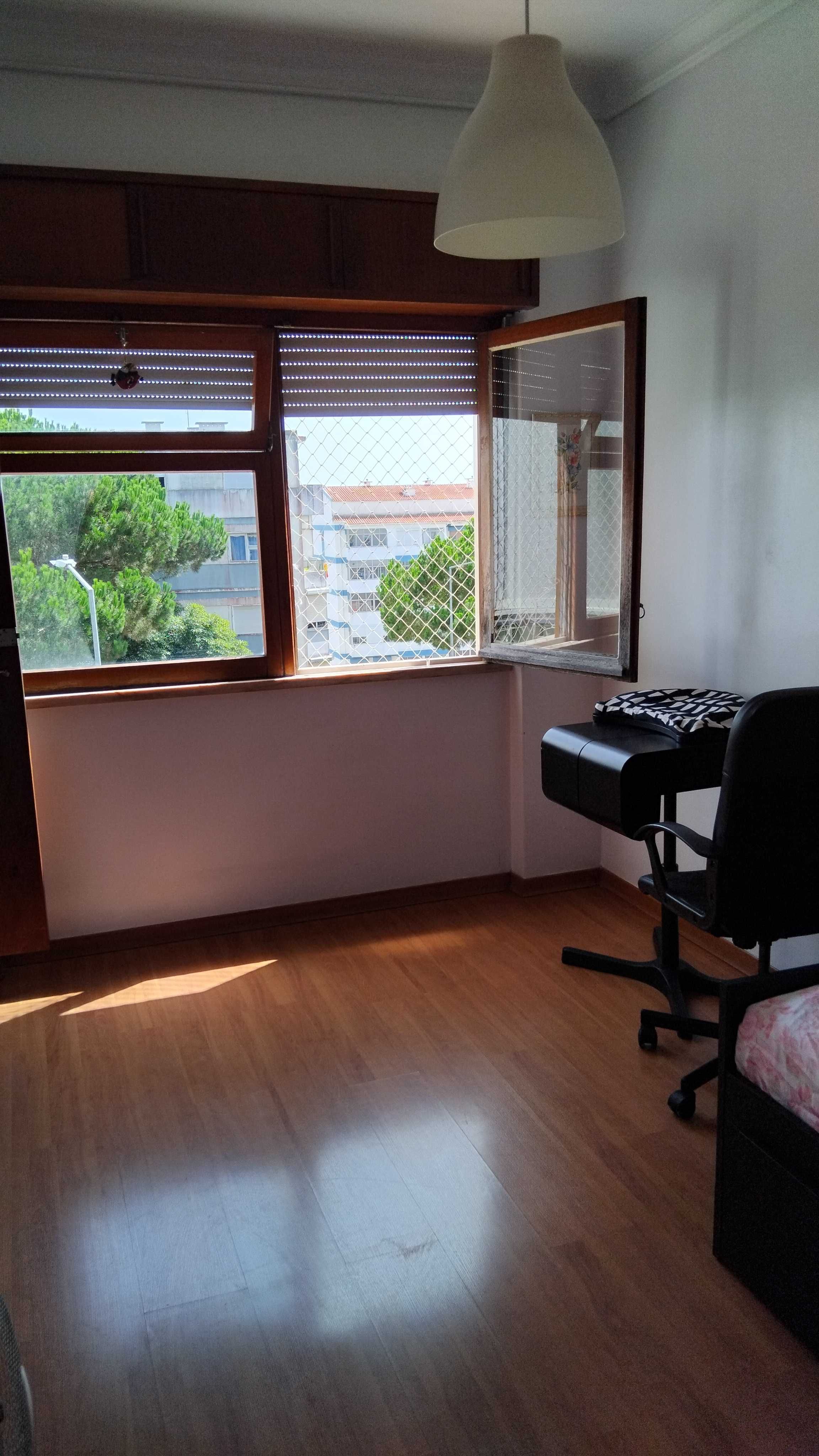 Quarto mobilado em Monte Abraão, despesas incluídas, contrato Finanças