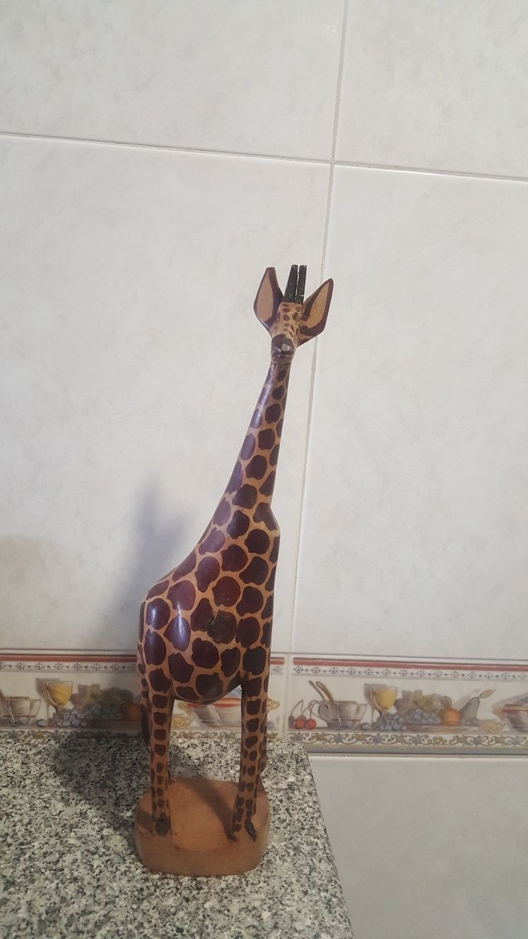 girafa em madeira