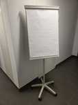 Flipchart na kółkach, stojak mobilny, tablica edukacyjna do pisania