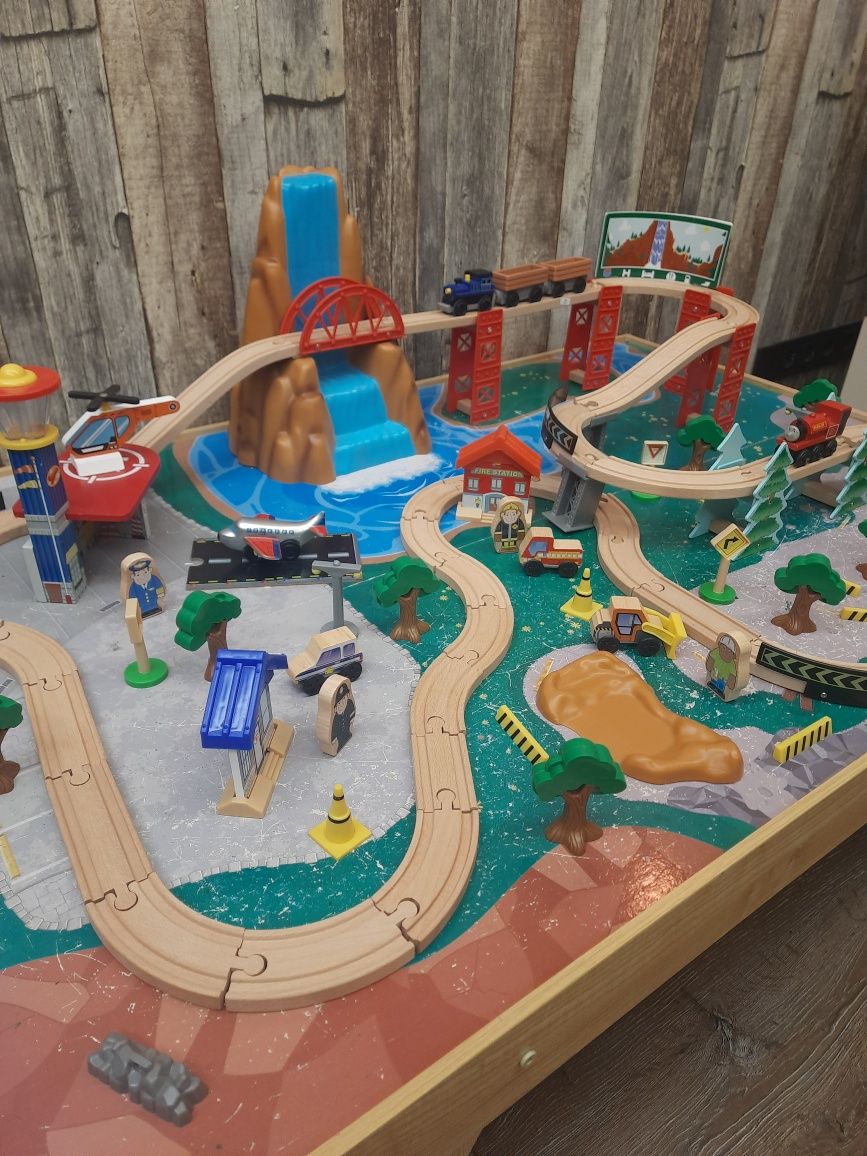 Деревянная железная дорога KidKraft Waterfall Station Train Set&Table