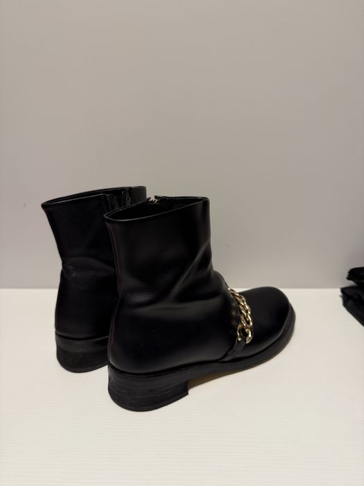 Чорні чоботи з золотою цепочкою