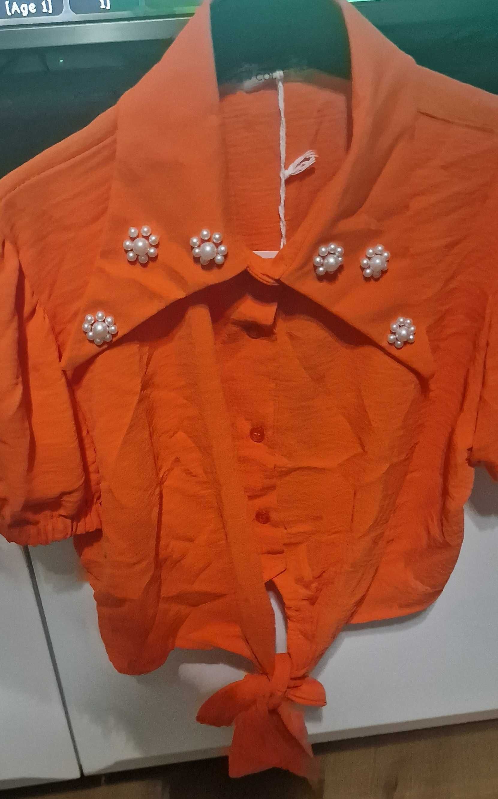 Blusa laranja com pérolas