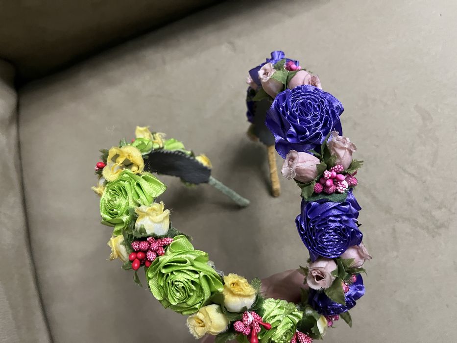 Обруч на голову украшен розочками