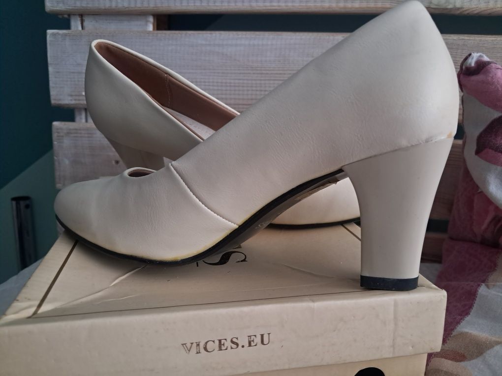 Buty na obcasie, beżowe