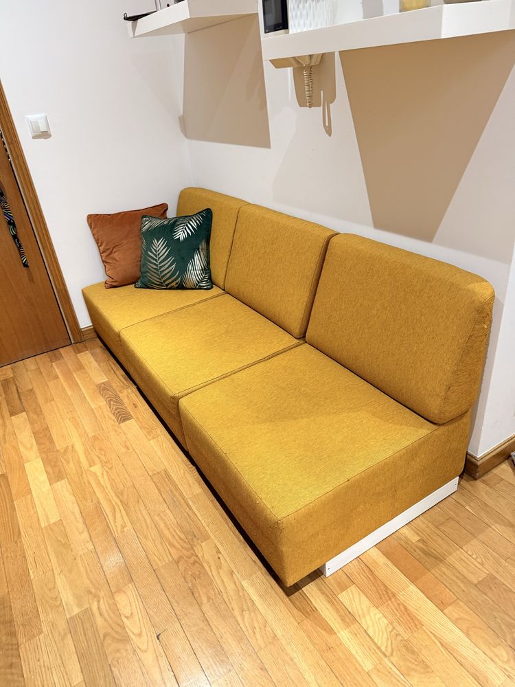 Sofa pequeno amarelo torrado