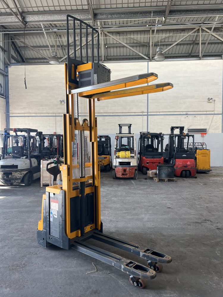 Stacker Elétrico Triplex 2000kg