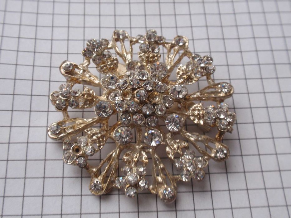 Брошь  снежинка.