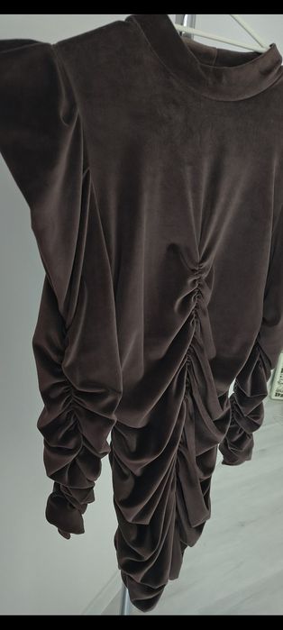 Sukienka welurowa  z marszczeniami czekolada.