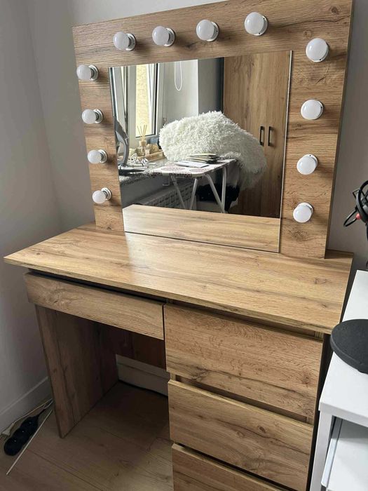 Toaletka z lustrem i oświetleniem LED