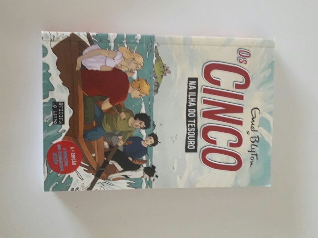 Livro "Os Cinco na Ilha do Tesouro"