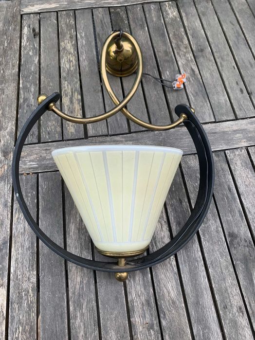 Lampa sufitowa poł wiek, żelazo mosiądz, beżowy szklany klosz, l 50/60