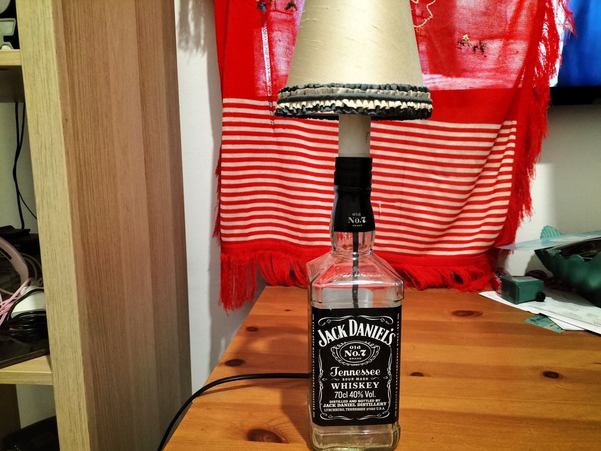 Candeeiro feito com garrafa de Jack Daniels