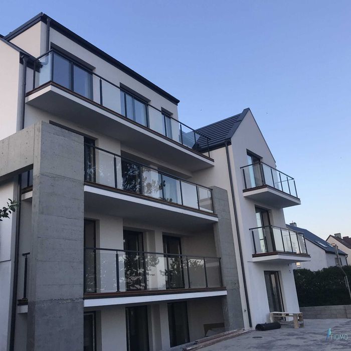 Balustrada szklana balkon stal lakierowana słupki ze szkłem barierka