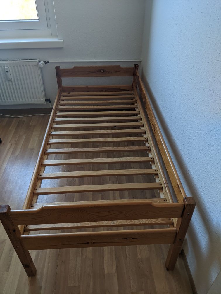 Łóżko drewniane z materacem 80 x 180 cm.
