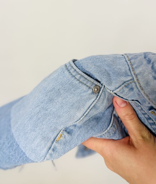 Niebieskie szorty jeansowe z efektem patchworku i postrzępioną nogawką