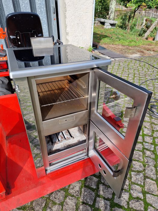 Fogão de lenha em inox com forno.