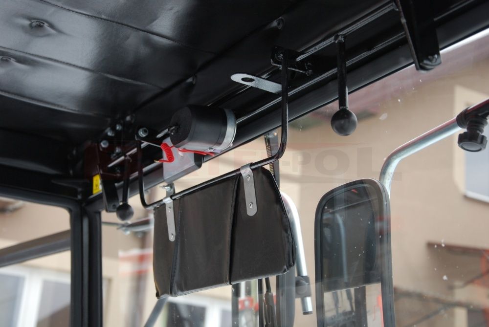 Kabina URSUS C-360 NAGLAK z metalowymi kanciastymi błotnikami C360