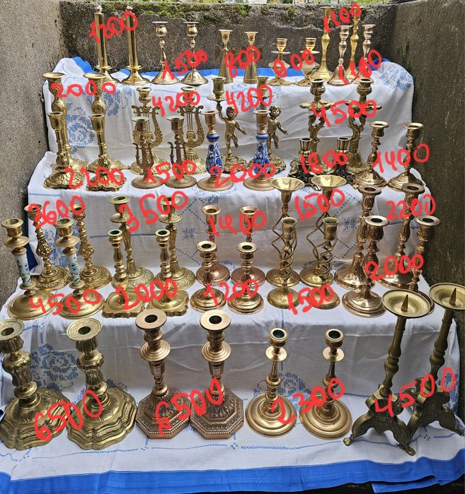 Бронзові підсвічники.