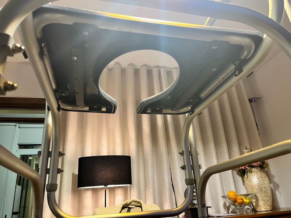 Cadeira Sanitária e de Banho com Rodas