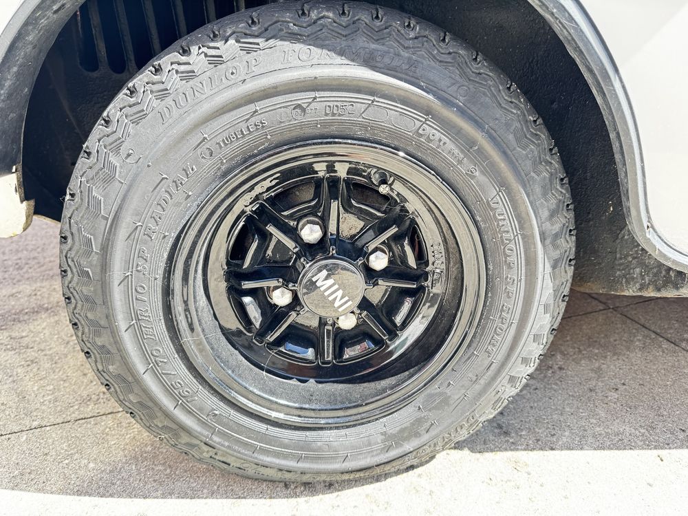 Jantes 10 com pneus e centros mini