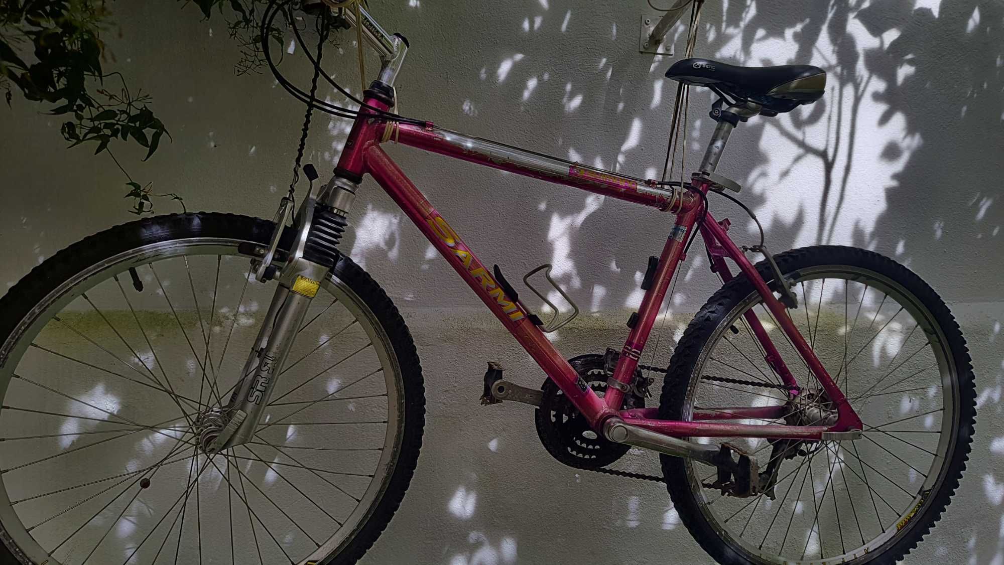 Bicicleta com algumas marcas de uso porém bem estimada.