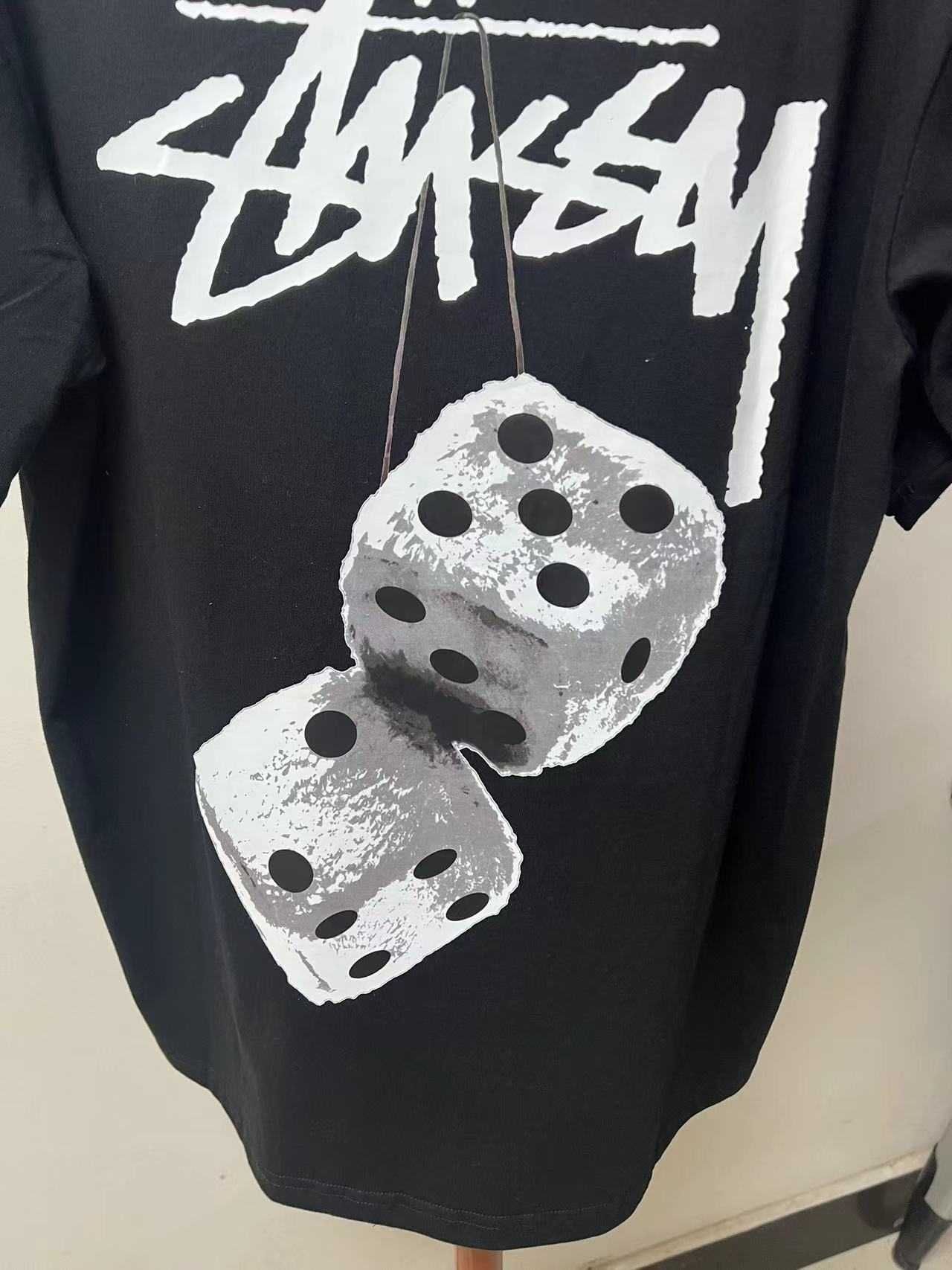 Czarna Stussy z krótkim rękawem R M