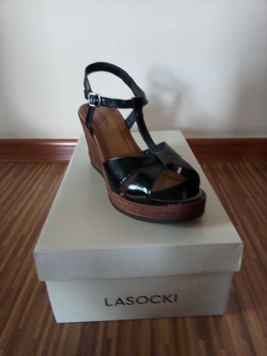 Sandały na koturnie LASOCKI