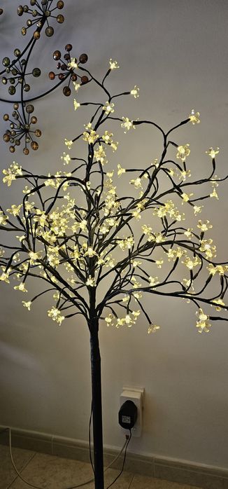 Luminária decorativa em forma de árvore.