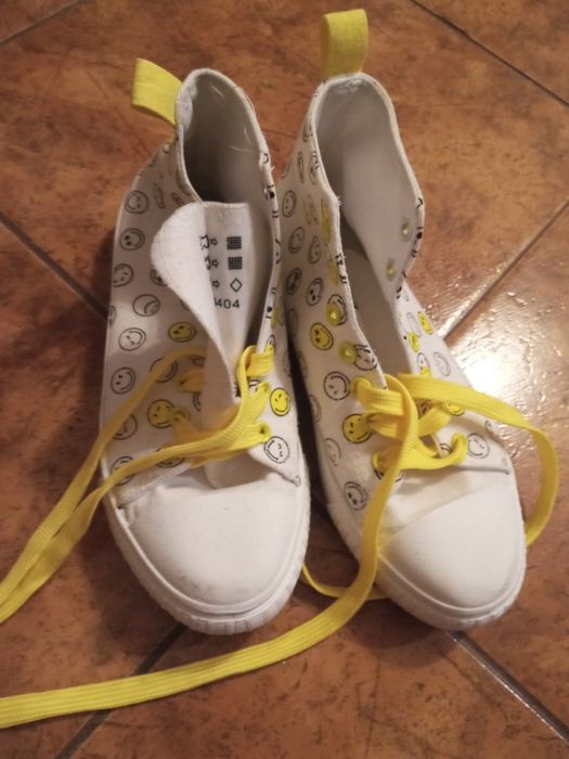 Trampki z motywem emotek