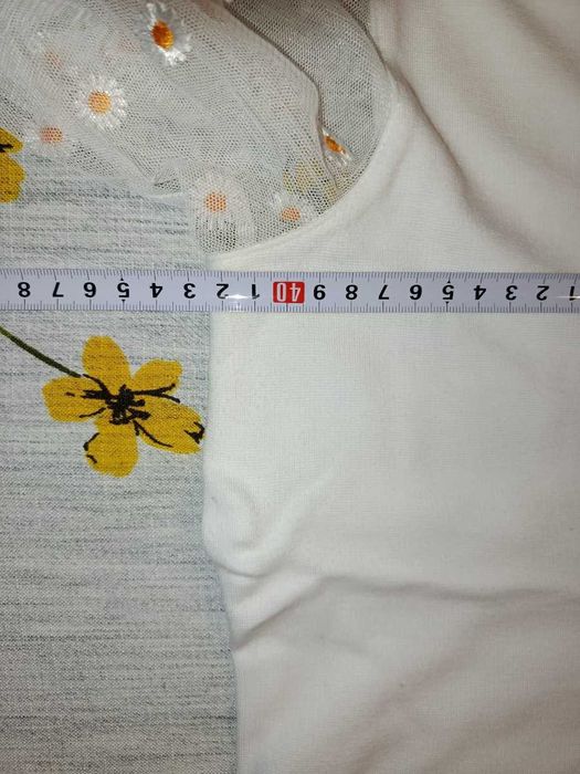 Biała koszulka - rękawy w stokrotki