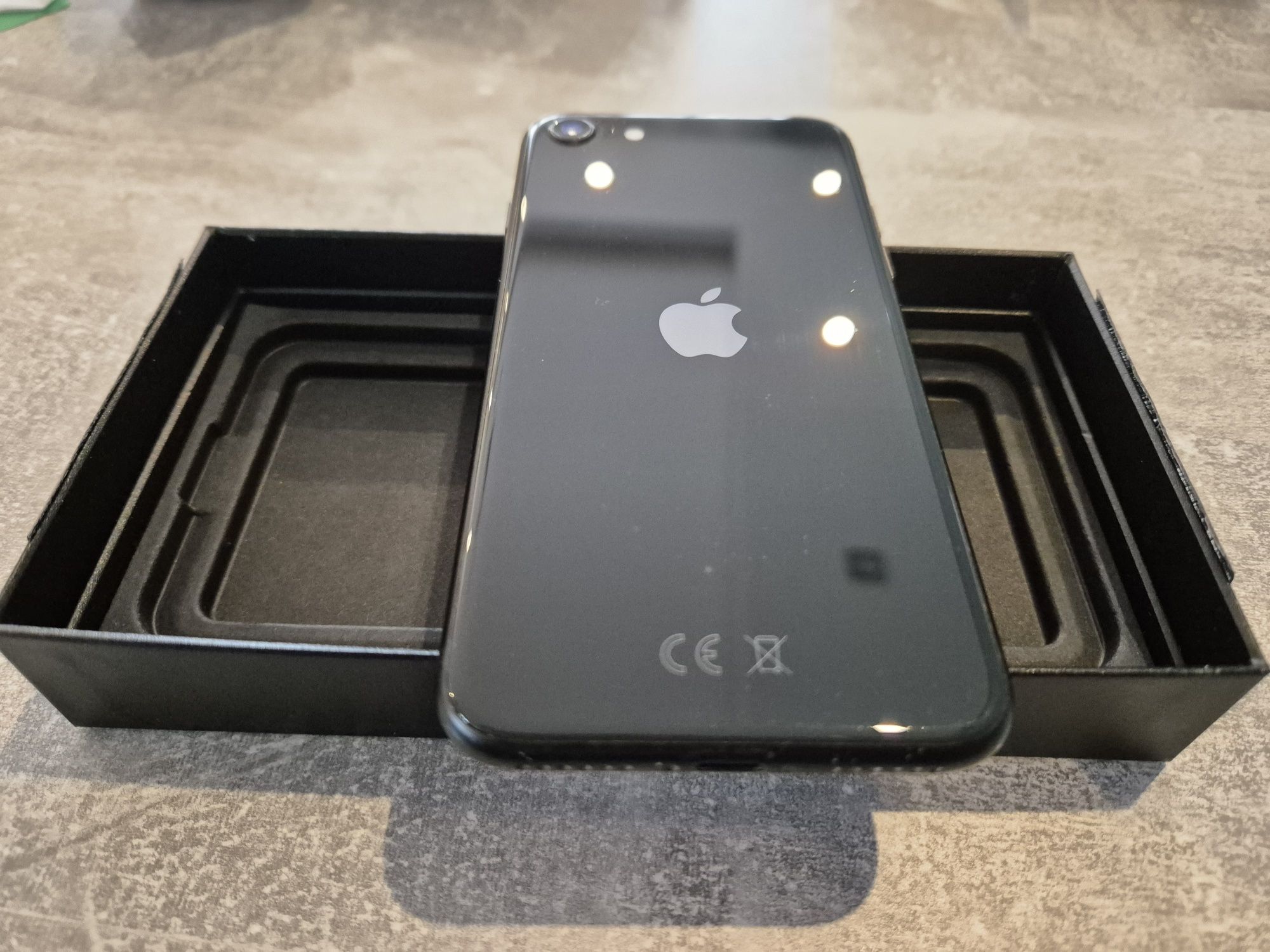 Iphone SE 2020 + Etui x 7 + Szkła + Lokalizatory x 3