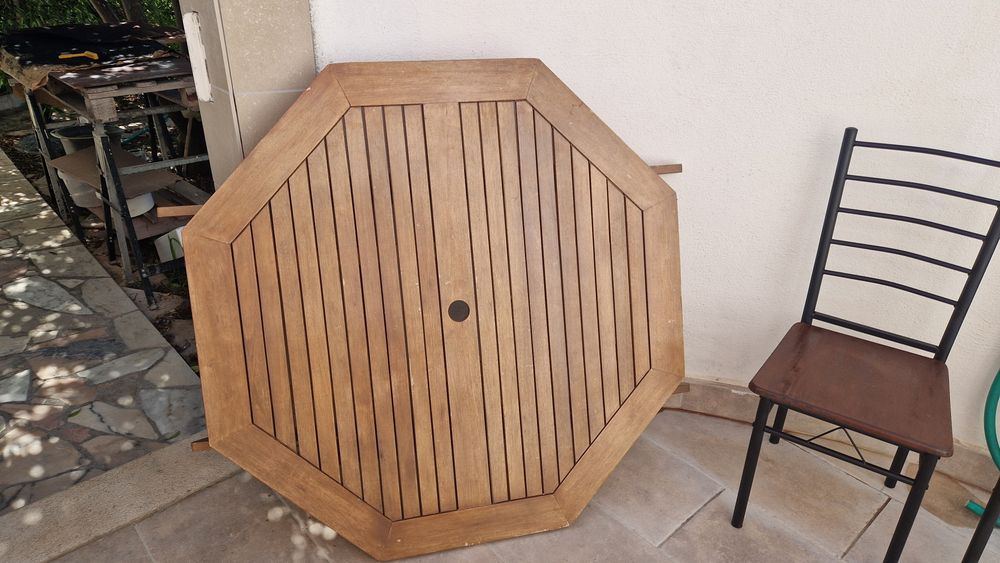 Mesa em madeira e 4 cadeiras